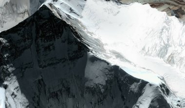 Himalayalar'daki Everest Dağı'nın üst ve etekleri uçuş yüksekliğinden