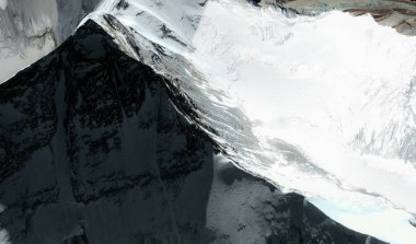 Himalayalar'daki Everest Dağı'nın üst ve etekleri uçuş yüksekliğinden