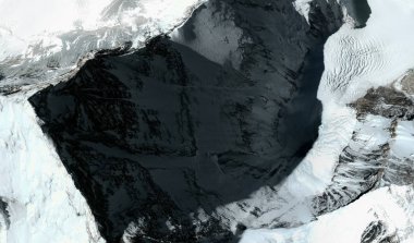 Himalayalar'daki Everest Dağı'nın üst ve etekleri uçuş yüksekliğinden