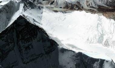 Himalayalar'daki Everest Dağı'nın üst ve etekleri uçuş yüksekliğinden