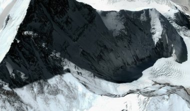 Himalayalar'daki Everest Dağı'nın üst ve etekleri uçuş yüksekliğinden