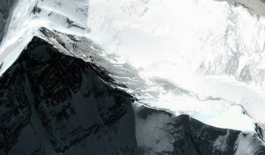 Himalayalar'daki Everest Dağı'nın üst ve etekleri uçuş yüksekliğinden