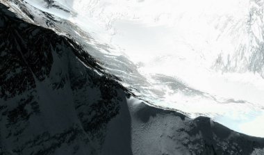 Himalayalar'daki Everest Dağı'nın üst ve etekleri uçuş yüksekliğinden