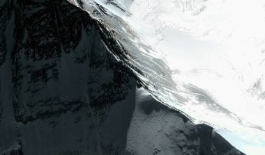 Himalayalar'daki Everest Dağı'nın üst ve etekleri uçuş yüksekliğinden