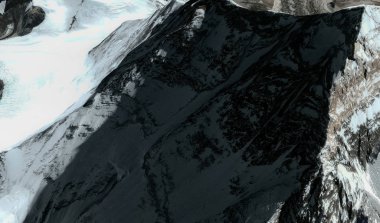 Himalayalar'daki Everest Dağı'nın üst ve etekleri uçuş yüksekliğinden