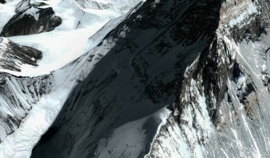 Himalayalar'daki Everest Dağı'nın üst ve etekleri uçuş yüksekliğinden