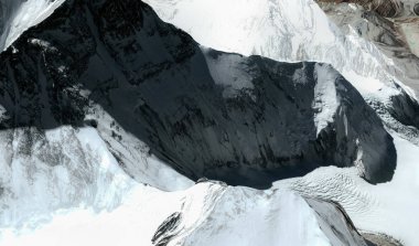 Himalayalar'daki Everest Dağı'nın üst ve etekleri uçuş yüksekliğinden