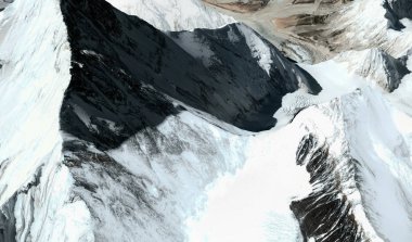 Himalayalar'daki Everest Dağı'nın üst ve etekleri uçuş yüksekliğinden