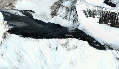 Himalayalar'daki Everest Dağı'nın üst ve etekleri uçuş yüksekliğinden