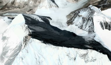 Himalayalar'daki Everest Dağı'nın üst ve etekleri uçuş yüksekliğinden