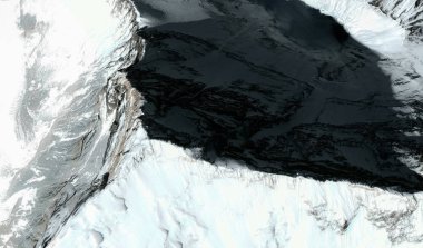 Himalayalar'daki Everest Dağı'nın üst ve etekleri uçuş yüksekliğinden