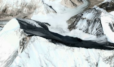 Himalayalar'daki Everest Dağı'nın üst ve etekleri uçuş yüksekliğinden