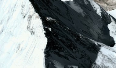 Himalayalar'daki Everest Dağı'nın üst ve etekleri uçuş yüksekliğinden