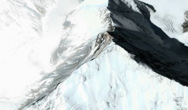 Himalayalar'daki Everest Dağı'nın üst ve etekleri uçuş yüksekliğinden