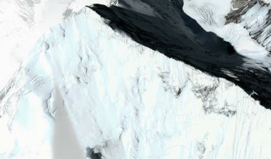 Himalayalar'daki Everest Dağı'nın üst ve etekleri uçuş yüksekliğinden