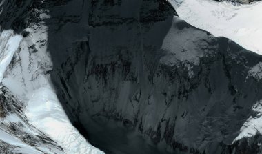 Himalayalar'daki Everest Dağı'nın üst ve etekleri uçuş yüksekliğinden