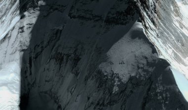 Himalayalar'daki Everest Dağı'nın üst ve etekleri uçuş yüksekliğinden