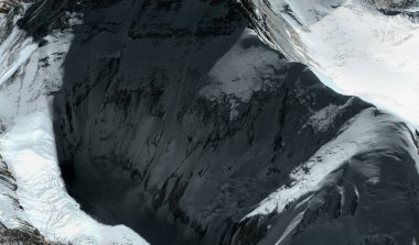 Himalayalar'daki Everest Dağı'nın üst ve etekleri uçuş yüksekliğinden