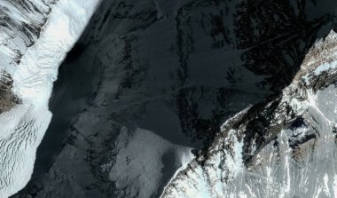 Himalayalar'daki Everest Dağı'nın üst ve etekleri uçuş yüksekliğinden