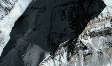 Himalayalar'daki Everest Dağı'nın üst ve etekleri uçuş yüksekliğinden