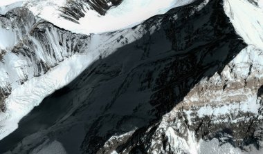 Himalayalar'daki Everest Dağı'nın üst ve etekleri uçuş yüksekliğinden