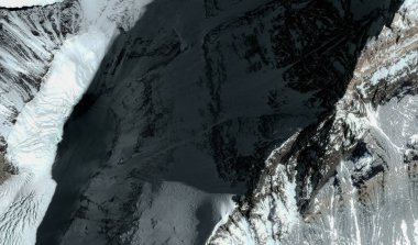 Himalayalar'daki Everest Dağı'nın üst ve etekleri uçuş yüksekliğinden