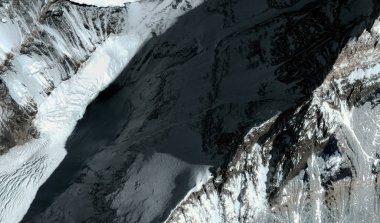 Himalayalar'daki Everest Dağı'nın üst ve etekleri uçuş yüksekliğinden