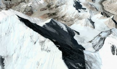 Himalayalar'daki Everest Dağı'nın üst ve etekleri uçuş yüksekliğinden