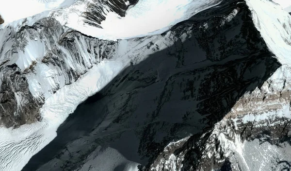 La cima y las estribaciones del monte Everest en el Himalaya desde una altura de vuelo —  Fotos de Stock