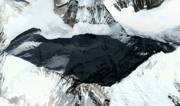 La cima e le pendici del monte Everest in Himalaya da un'altezza di volo — Foto Stock