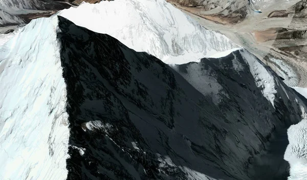 O topo e sopé do monte Everest no Himalaia a partir de uma altura de voo — Fotografia de Stock