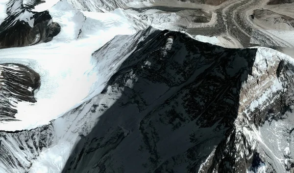 Himalayalar'daki Everest Dağı'nın üst ve etekleri uçuş yüksekliğinden