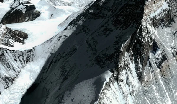 飛行の高さからヒマラヤ山脈のエベレスト山の頂上と麓 — ストック写真