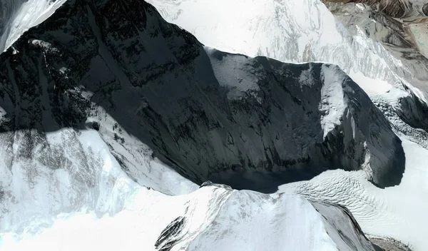 O topo e sopé do monte Everest no Himalaia a partir de uma altura de voo — Fotografia de Stock