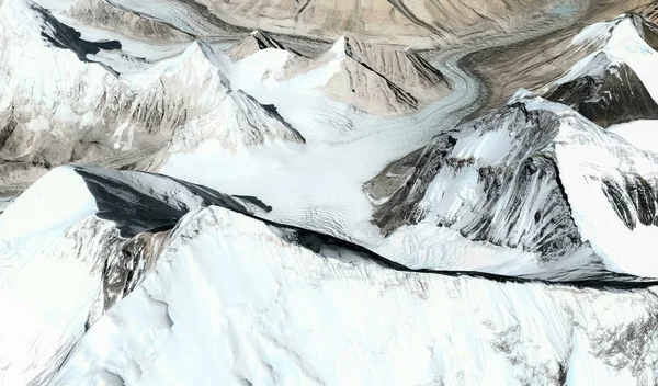 Himalayalar'daki Everest Dağı'nın üst ve etekleri uçuş yüksekliğinden