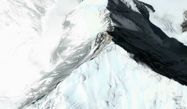 La cima y las estribaciones del monte Everest en el Himalaya desde una altura de vuelo — Foto de Stock