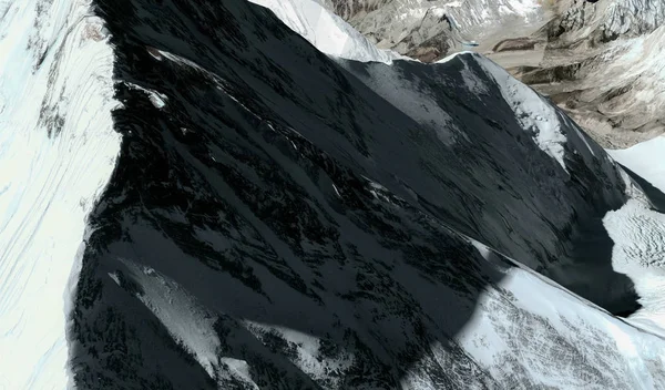 Himalayalar'daki Everest Dağı'nın üst ve etekleri uçuş yüksekliğinden