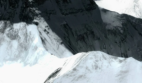 La cima e le pendici del monte Everest in Himalaya da un'altezza di volo — Foto Stock