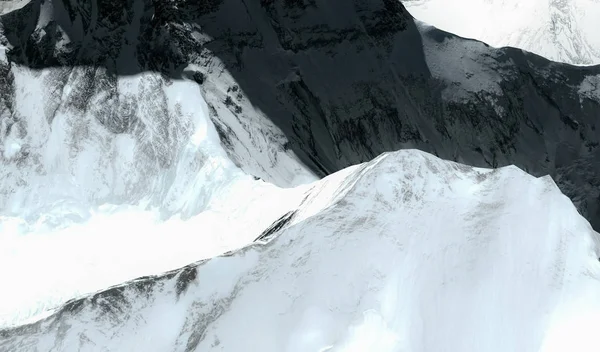 Η κορυφή και οι πρόποδες του Έβερεστ στα Ιμαλάια από το ύψος της πτήσης — Φωτογραφία Αρχείου