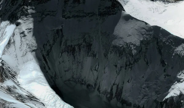 Himalayalar'daki Everest Dağı'nın üst ve etekleri uçuş yüksekliğinden