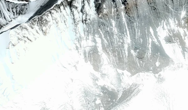 Himalayalar'daki Everest Dağı'nın üst ve etekleri uçuş yüksekliğinden