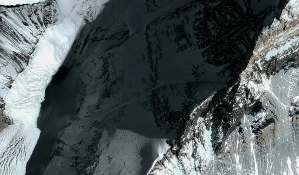 O topo e sopé do monte Everest no Himalaia a partir de uma altura de voo — Fotografia de Stock