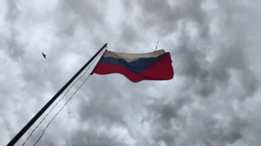 Göldeki suyun yüzeyinde güneş ışığı parlaması var. Şehir gölünün dalgalarında ışığın yansıması