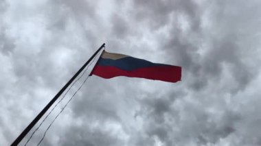 Göldeki suyun yüzeyinde güneş ışığı parlaması var. Şehir gölünün dalgalarında ışığın yansıması