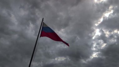 Göldeki suyun yüzeyinde güneş ışığı parlaması var. Şehir gölünün dalgalarında ışığın yansıması