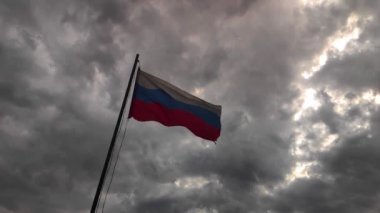 Göldeki suyun yüzeyinde güneş ışığı parlaması var. Şehir gölünün dalgalarında ışığın yansıması