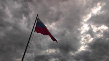 Göldeki suyun yüzeyinde güneş ışığı parlaması var. Şehir gölünün dalgalarında ışığın yansıması