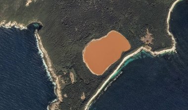 Orta adada alışılmadık pembe göl Hiller, bir kuş bakışı