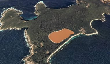 Orta adada alışılmadık pembe göl Hiller, bir kuş bakışı