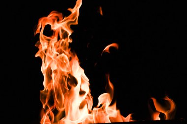 alevler siyah arkaplanda